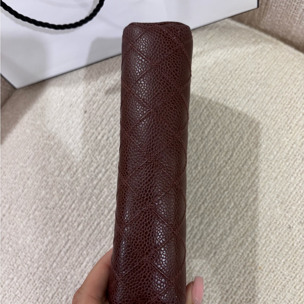 Authentic CHANEL Bordeaux caviar cosmetic pouch - Picture 4 of 10